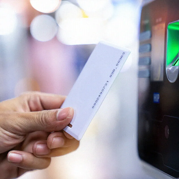 mano con tarjeta de identificacin cerca de la entrada de la mquina