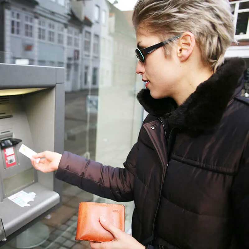 Personne scannant une carte bancaire  un guichet automatique