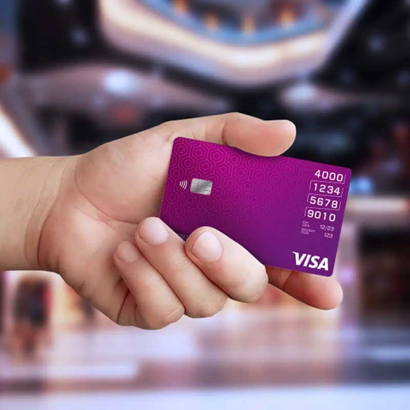 Persona sosteniendo una tarjeta financiera visa
