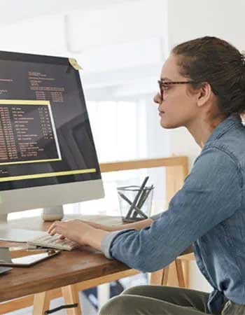 Mulher usando um computador