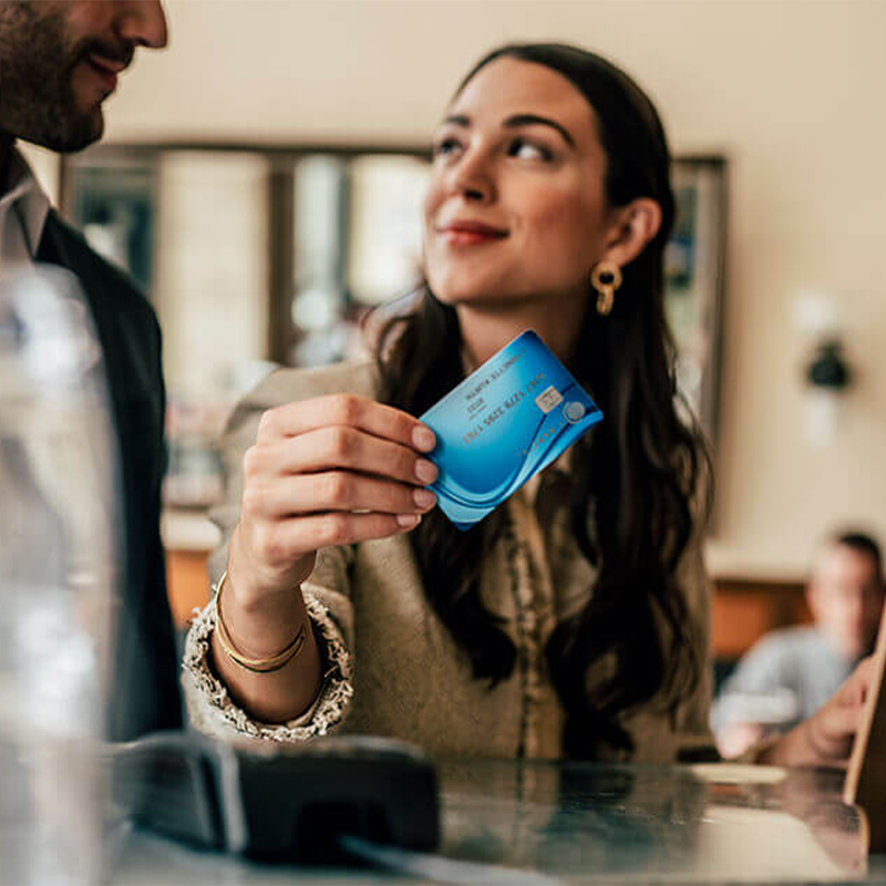 Mujer sosteniendo una tarjeta financiera